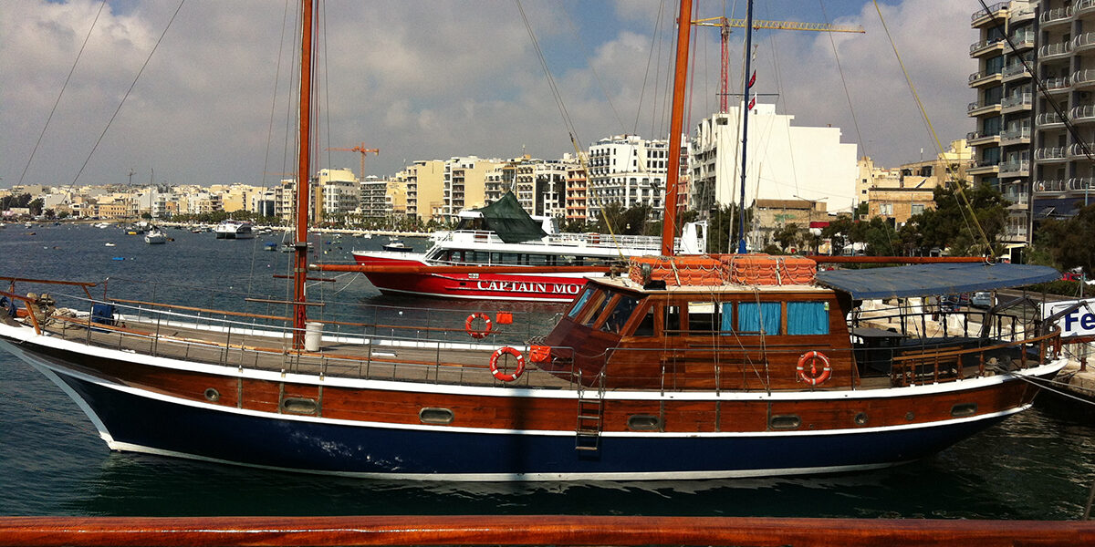 Прогулочный теплоход Captain Morgan Fernandez на берегу, Мальта