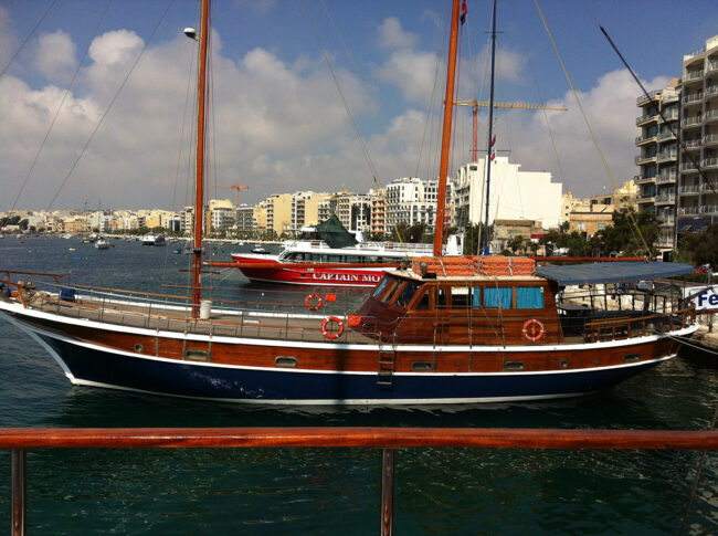 Прогулочный теплоход Captain Morgan Fernandez на берегу, Мальта